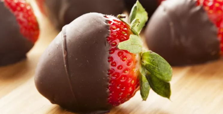 thegreatist_chocolatecoveredstrawberries.PNG